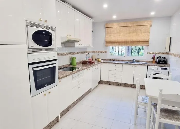 Вилла - Playa - En Park Con Terraza Y Jardin Privado Pb6 Эстепона